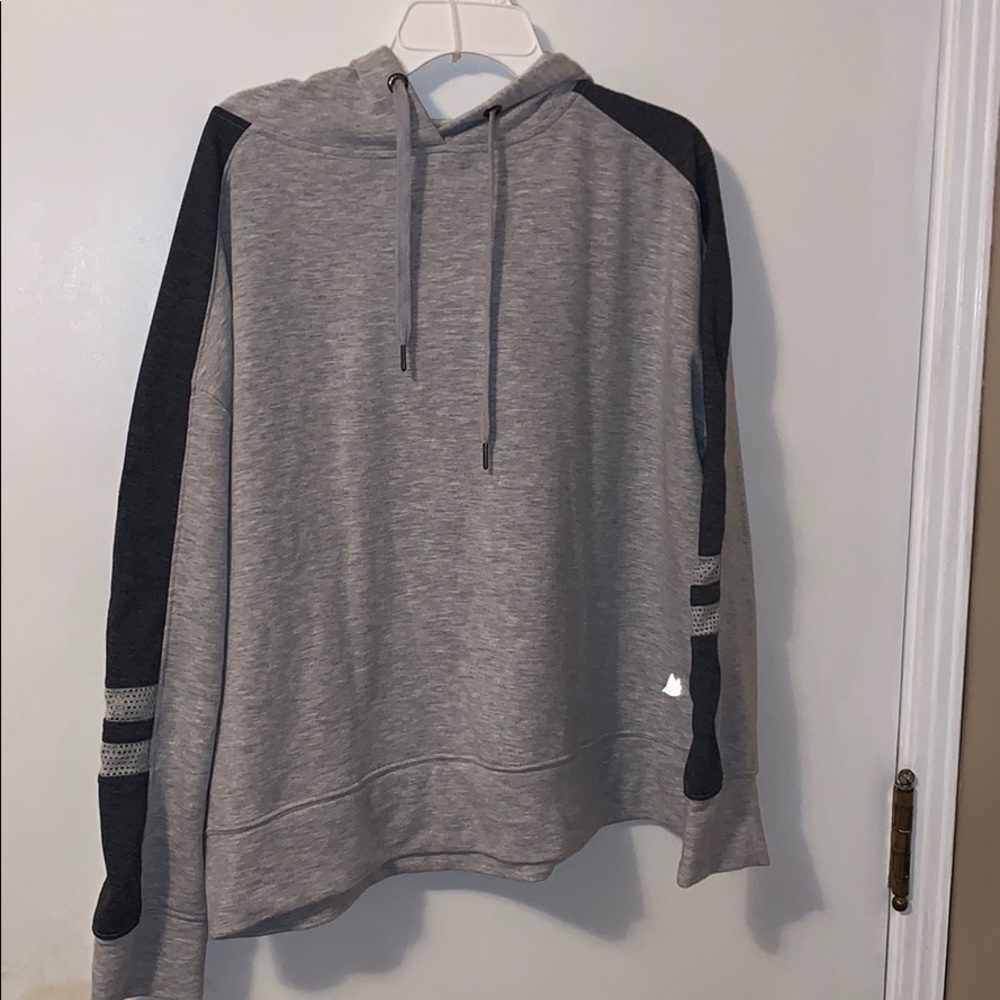 Athletic slightly cropped sweatshirt